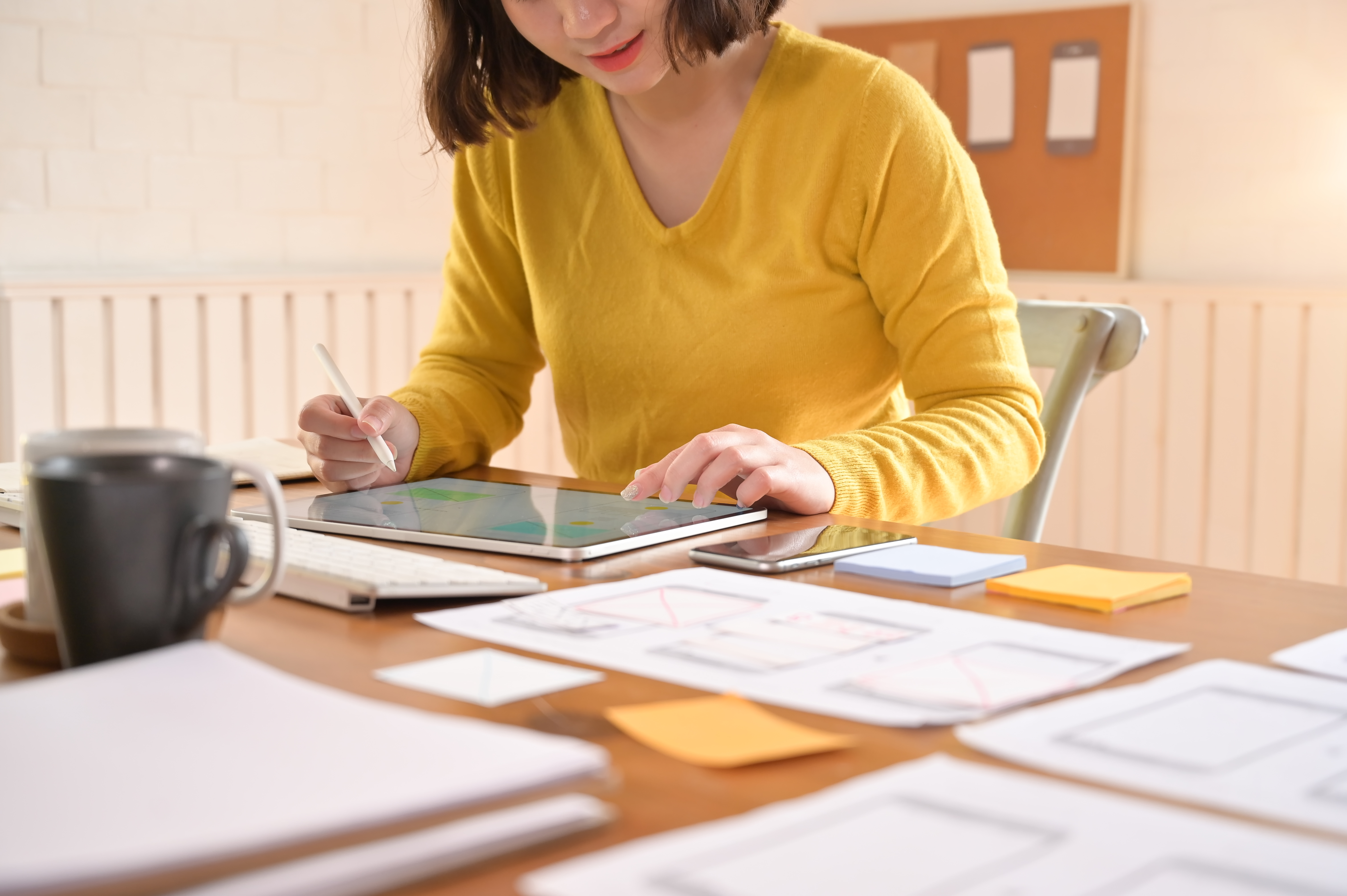 A women copywriting on a tablet with a pen